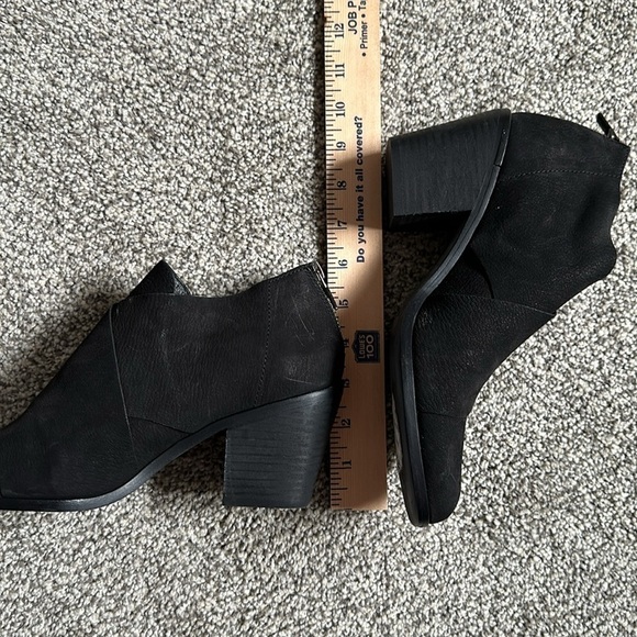 7.5 EILEEN FISHER SHOE BOOTS Black Suede Cross Strap Back Zip Block Heel Booties - Picture 12 of 14